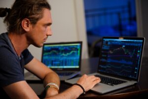 how hard is it to make money day trading