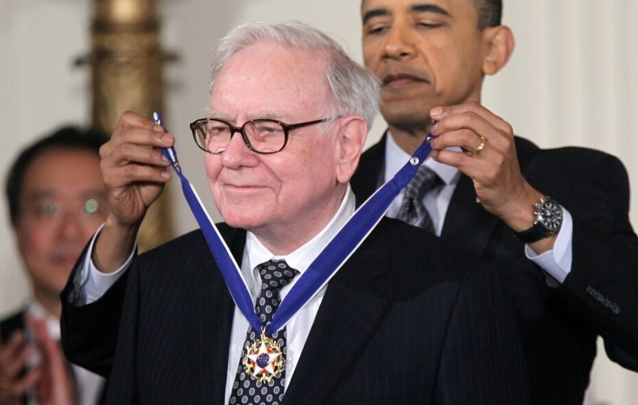 Investor Warren Buffett (L) is presented with the 2010 Medal of Freedom by U.S. President Barack Obama