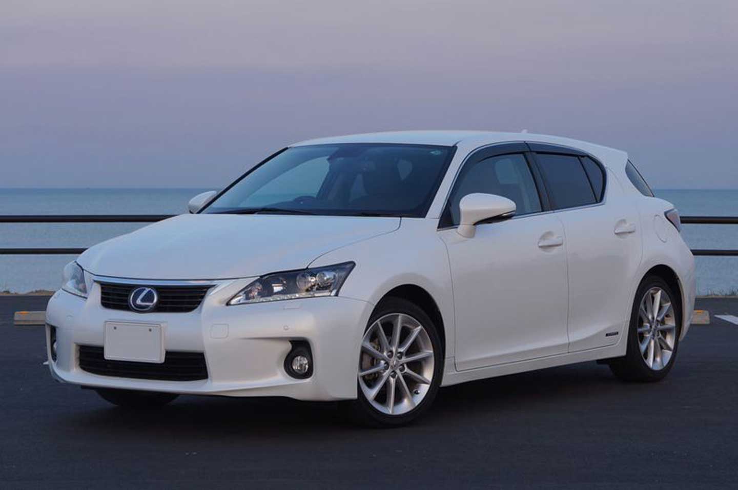 White Lexus CT200h 2011