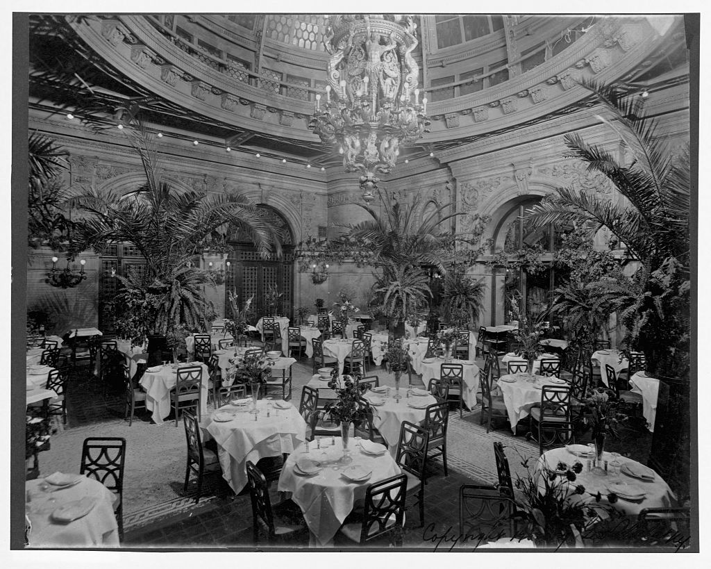 Dining Room in Waldorf-Astoria Hotel in Manhattan