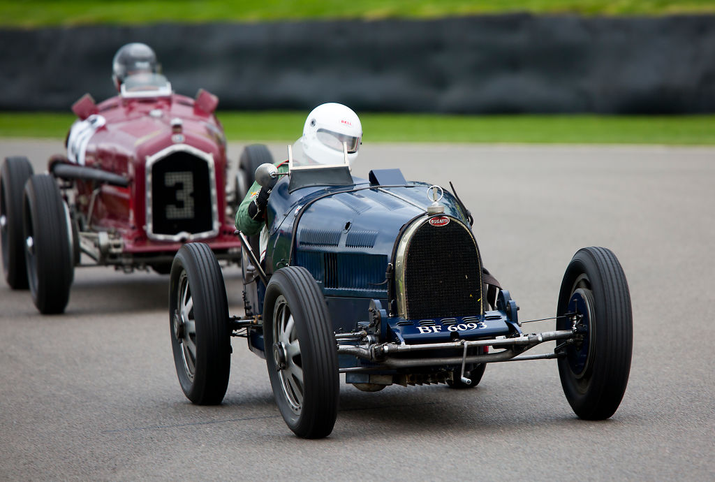 1925 bugatti in a race