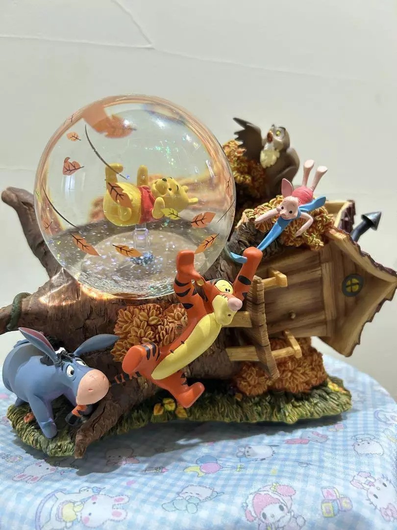 winnie the pooh snow globe