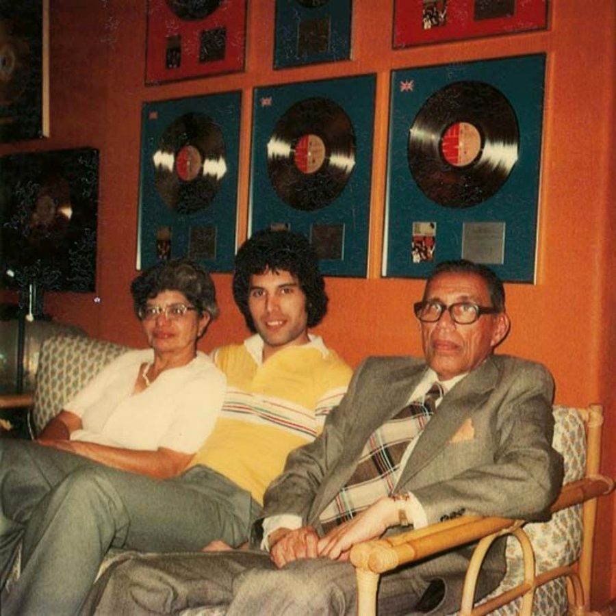 Freddie Mercury sitting with his parents in the 1970s