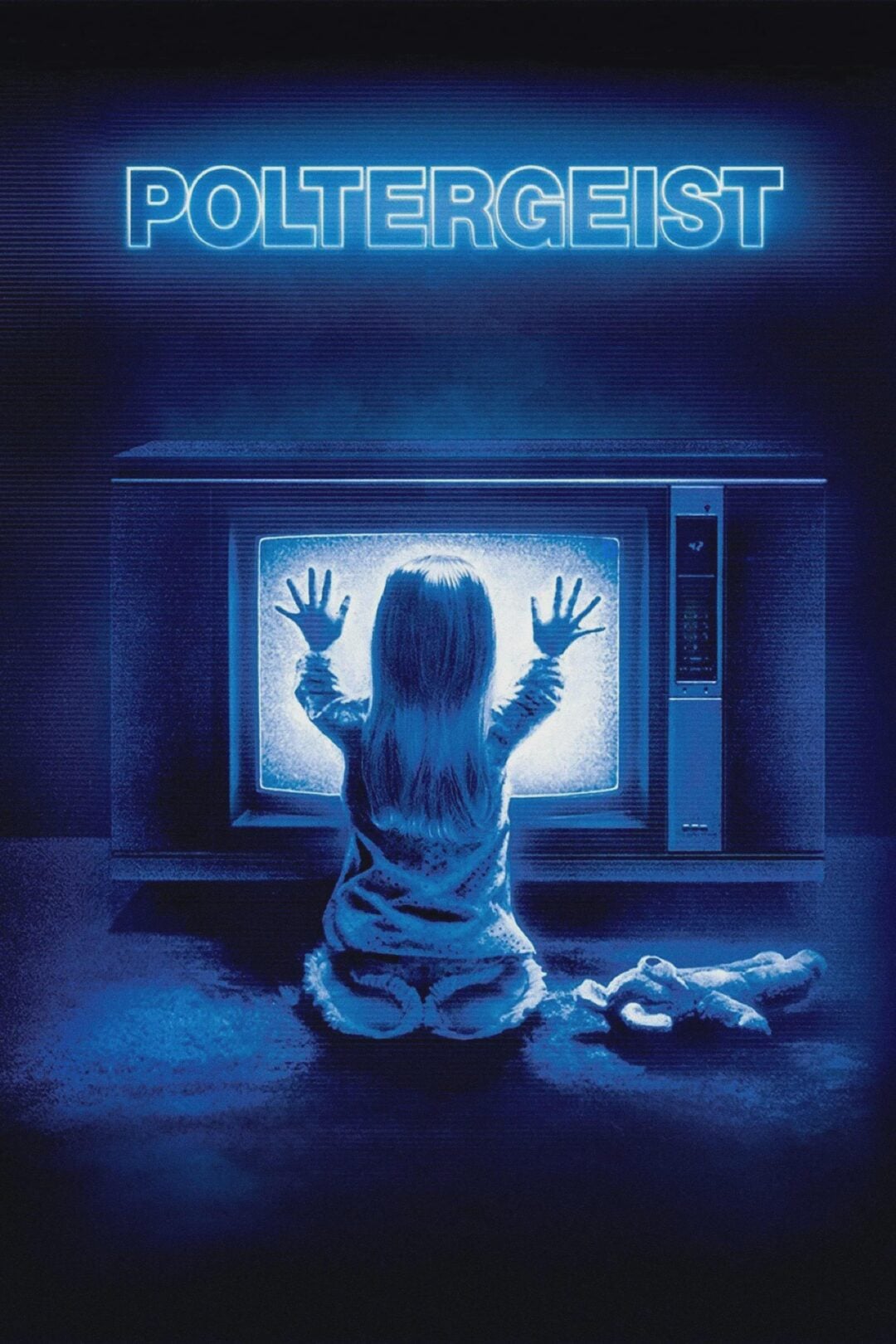 A young child sits in front of a glowing TV screen with hands pressed against it; a stuffed toy lies beside her. The word "POLTERGEIST" appears in large blue letters above. The scene is tinted blue and mysterious.