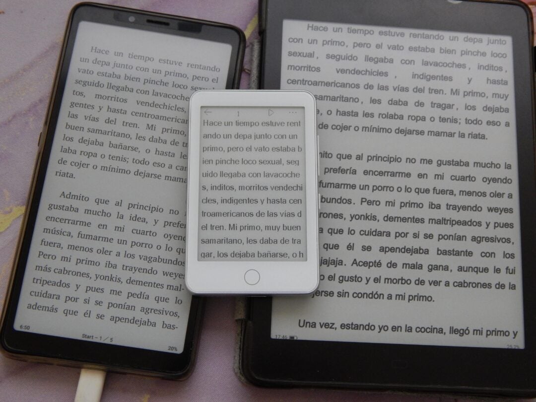 Three electronic devices—a smartphone, a tablet, and an e-reader—display the same Spanish text on their screens, showing differences in font size and layout. The devices are placed side by side on a light patterned surface.