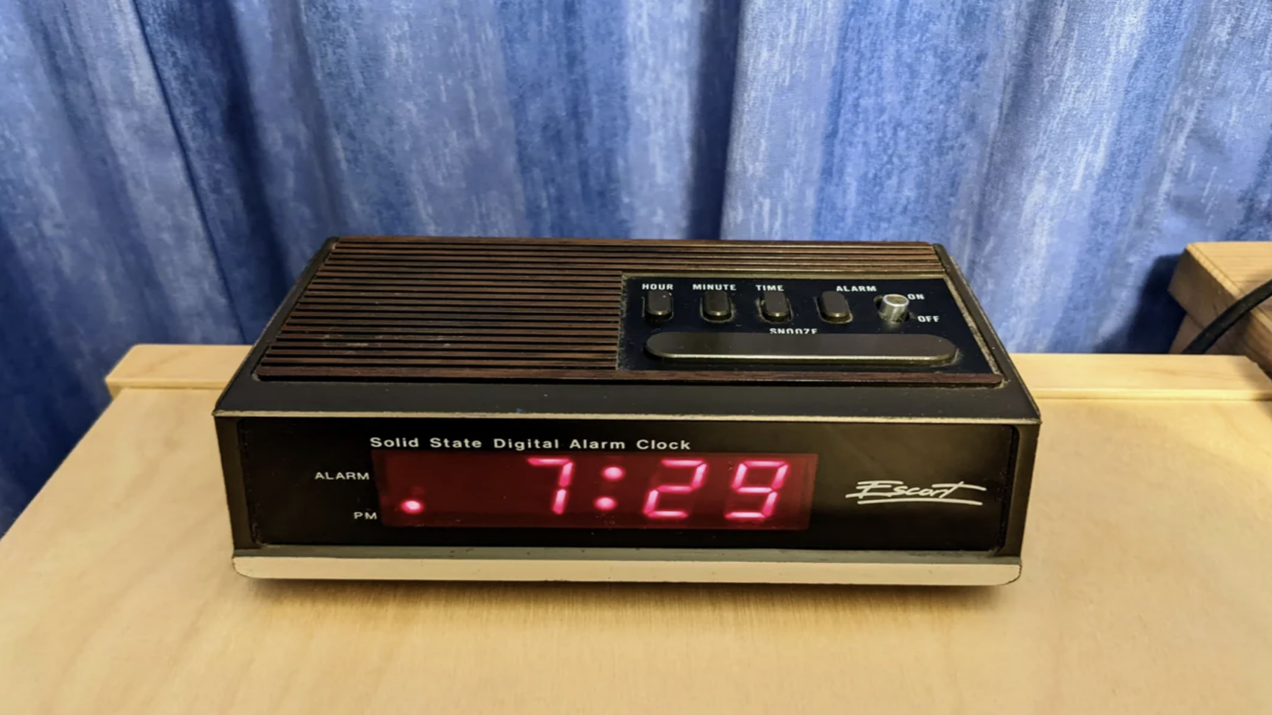 18 everyday items that became obsolete like alarm clocks