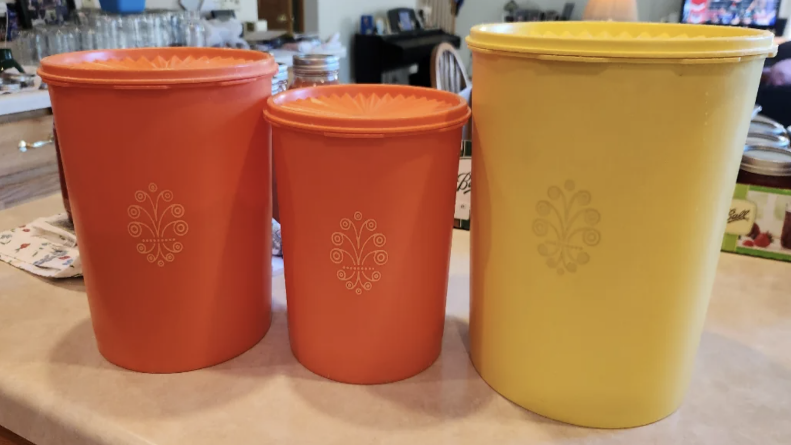 8 collectible Tupperware designs including Servalier canisters