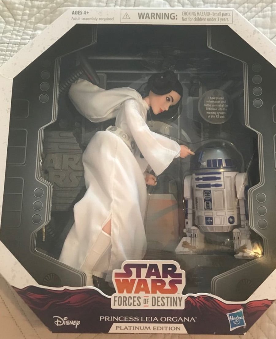 A Star Wars Forces of Destiny Platinum Edition set featuring a Princess Leia Organa doll in a white gown and an R2-D2 figure, both displayed in a black and clear Hasbro box.