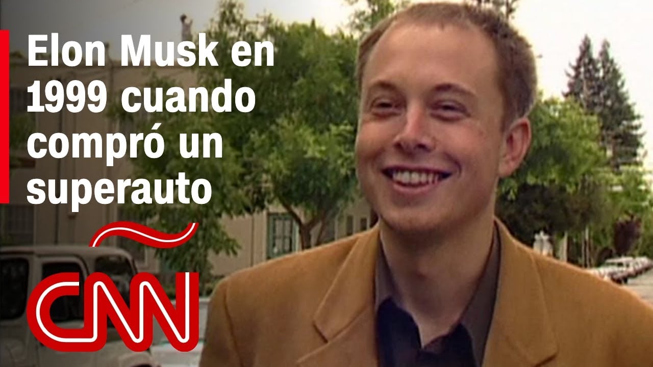 A young man in a brown jacket smiles outdoors near trees and parked cars. Spanish text reads: "Elon Musk en 1999 cuando compró un superauto." CNN logo in the lower left corner.