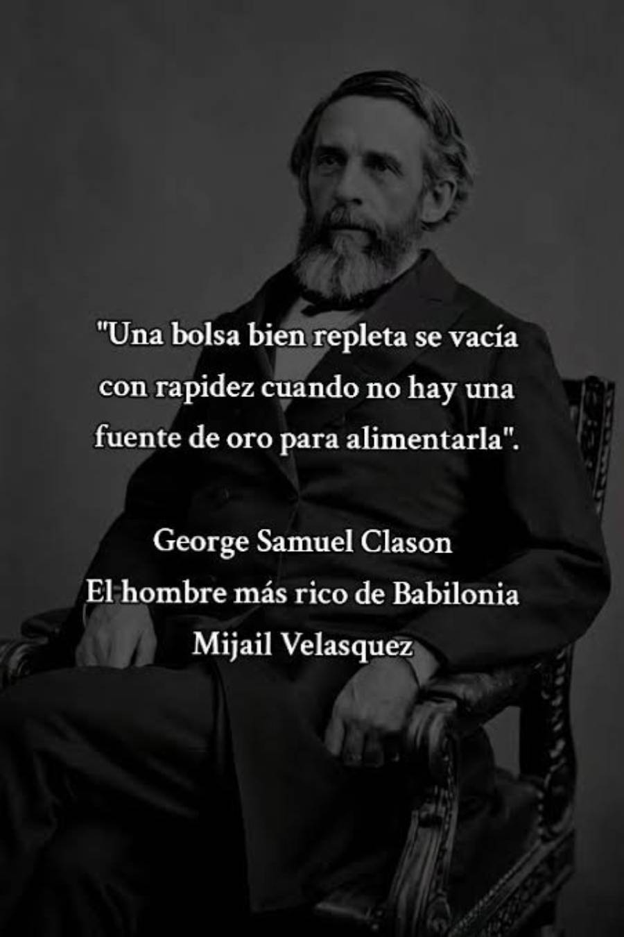 Black-and-white photo of a seated man in a suit. Overlaid Spanish text quotes George S. Clason about wealth, mentioning “El hombre más rico de Babilonia” and Mijail Velasquez.
