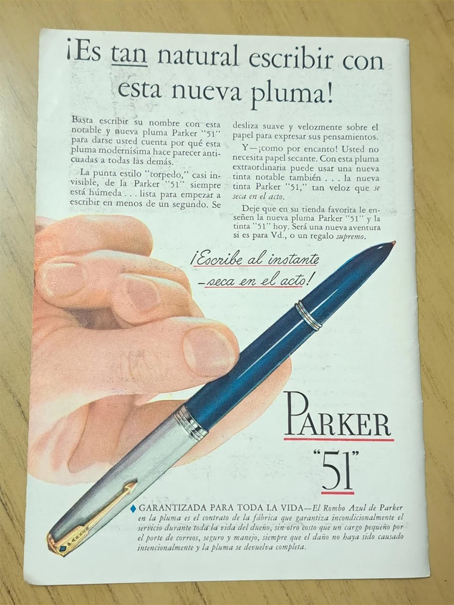 A vintage Parker “51” pen advertisement in Spanish features a hand holding a blue pen and text promoting instant, smooth writing. The Parker logo and product details are displayed at the bottom.