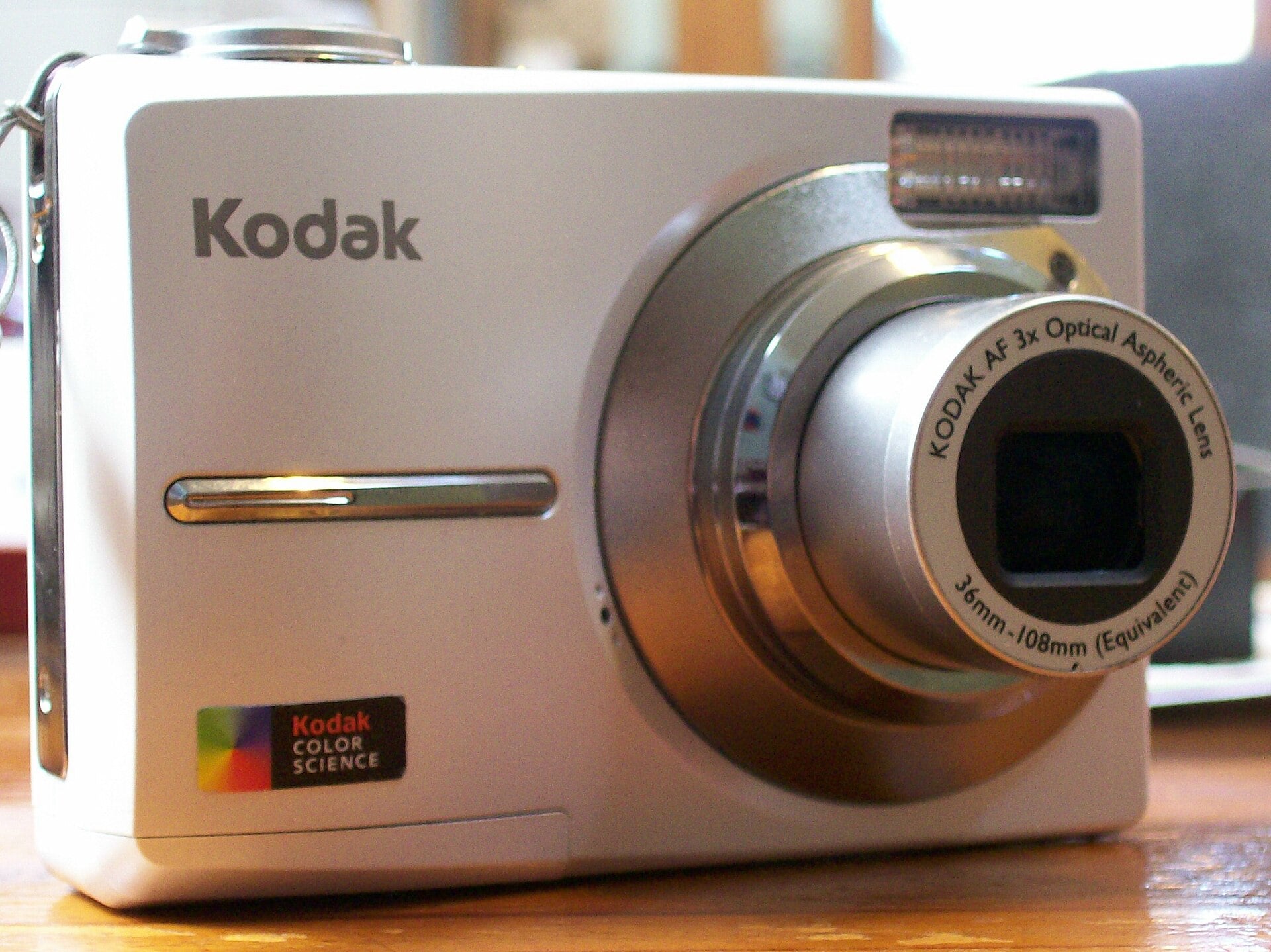White Kodak digital camera with an extended zoom lens.